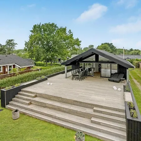 Vakantiehuis Lovely In *